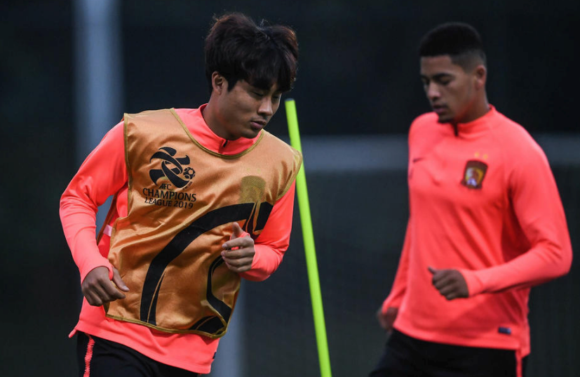 里昂迎亚冠关键赛；清晨更衣室发声；话题不断；训练强度明显提升的简单介绍